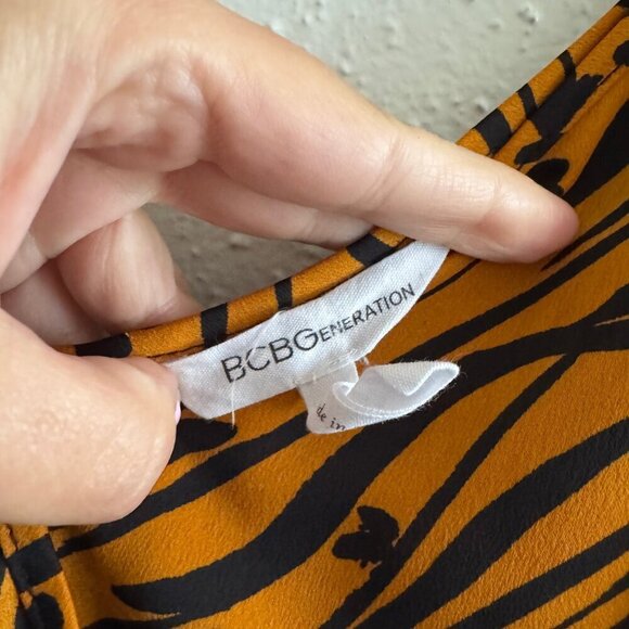 BCBGeneration Women's Tiger Print Pleated Sheath Party Dress Bronze Gold - Picture 7 of 9